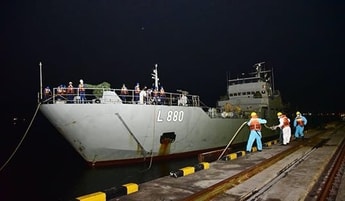 Sri Lanka naval ship reaches Colombo with medical oxygen from India